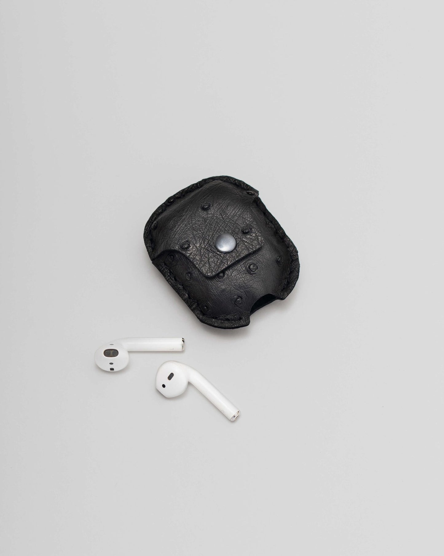 Чохол для AirPods із чорної шкіри страуса
