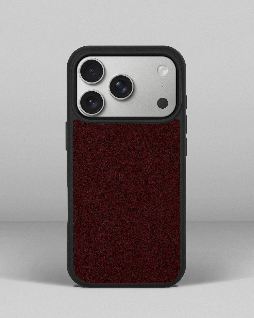 Etui z bordową wstawką z alcantary do iPhone 17 Pro
