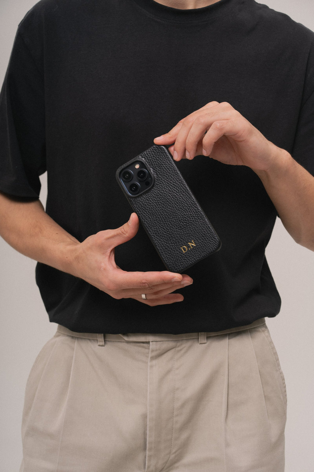 Черный кожаный чехол для iPhone 15 Pro