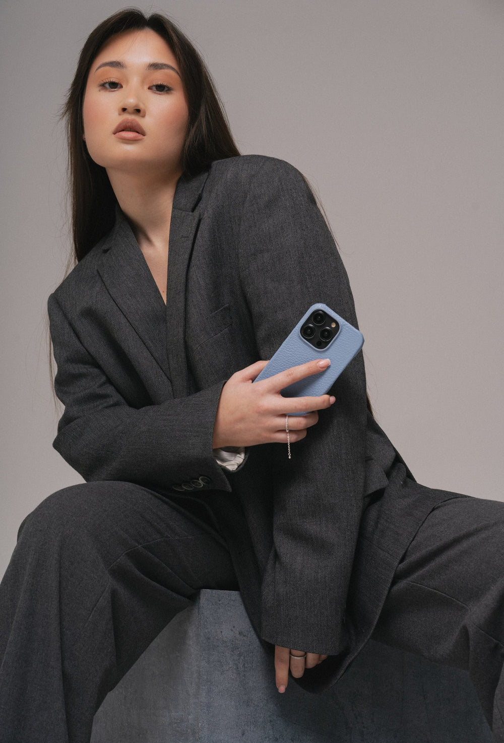 Голубой кожаный чехол для iPhone 14