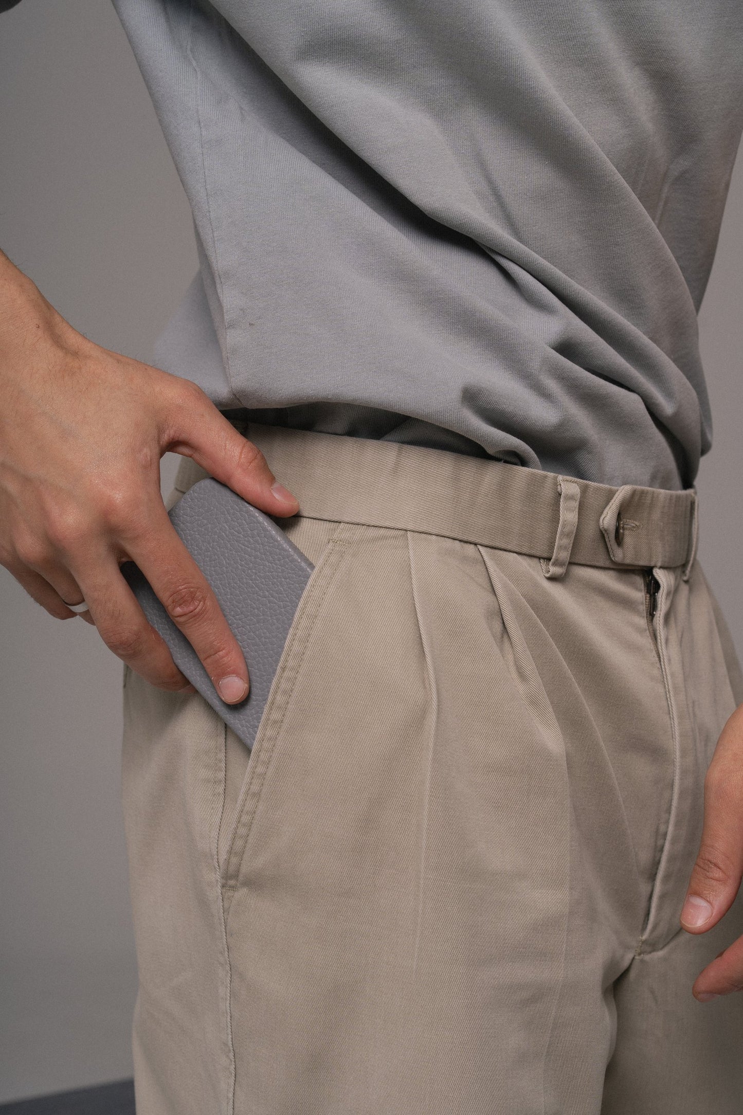 Сірий шкіряний чохол для iPhone 16