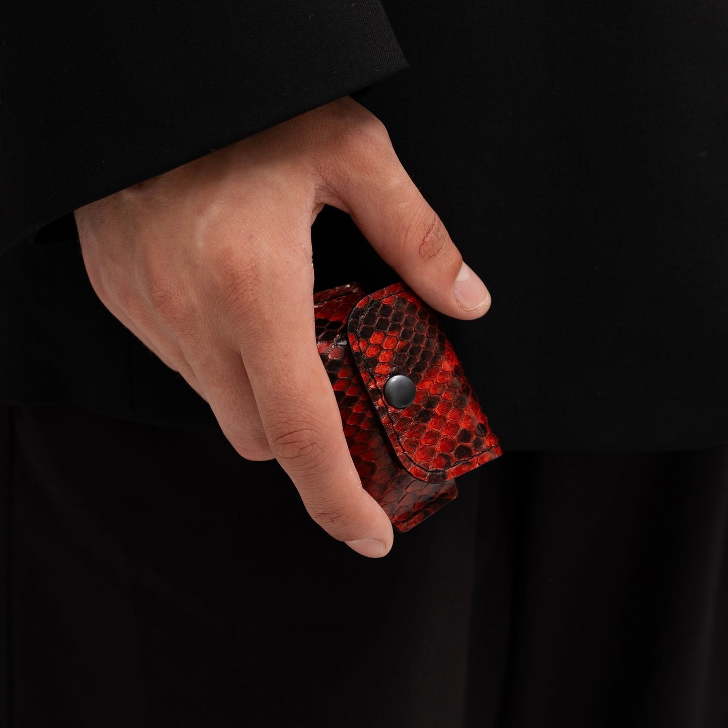 Чохол для AirPods із червоної шкіри пітона з дрібними лусочками