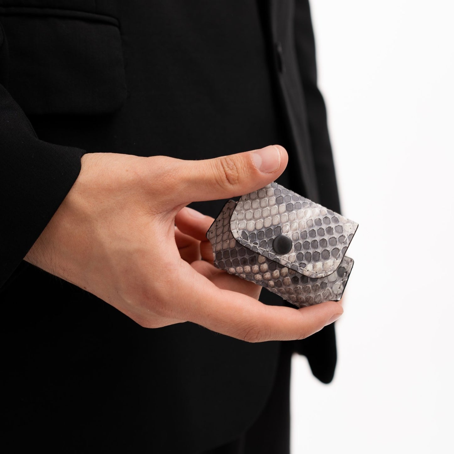 Чохол для AirPods із чорно-білої шкіри пітона з дрібними лусочками