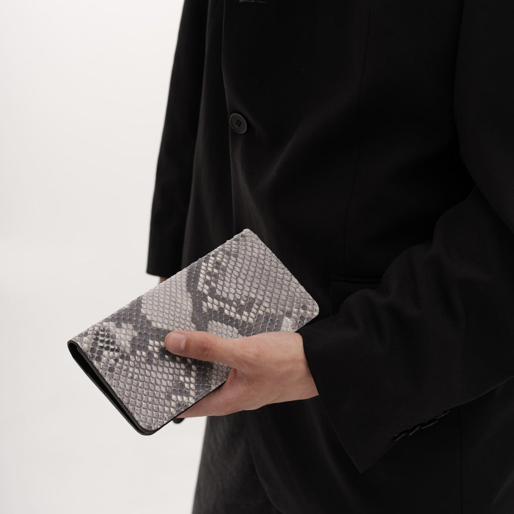 Гаманець з чорно-білої шкіри пітона з дрібними лусочками