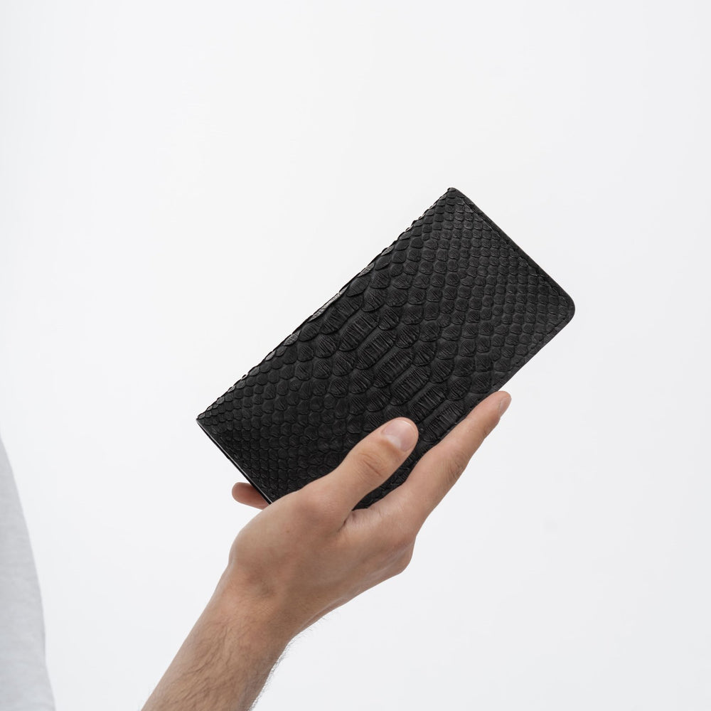 Кошелёк из чёрной кожи питона с крупной чешуёй