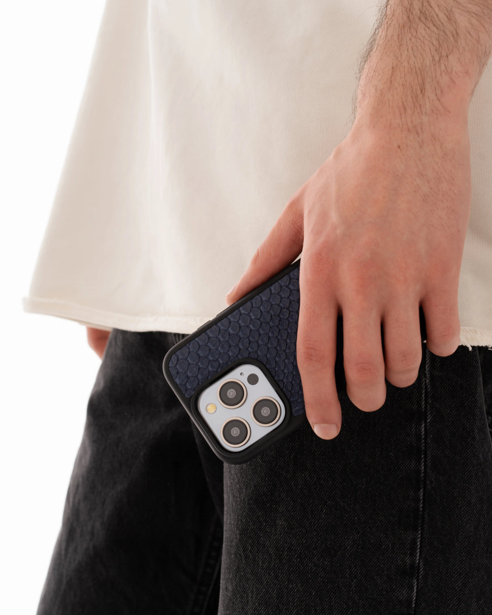 Etui z ciemnoniebieskiej skóry pytona z drobnymi łuskami do iPhone 16 Pro