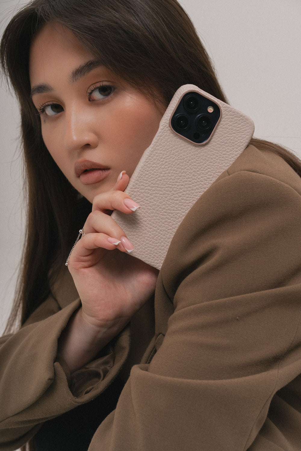 Beżowe skórzane etui na iPhone 16