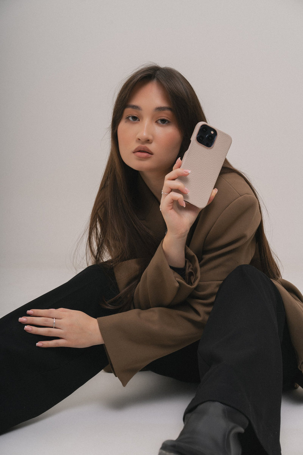 Бежевый кожаный чехол для iPhone 14 Plus