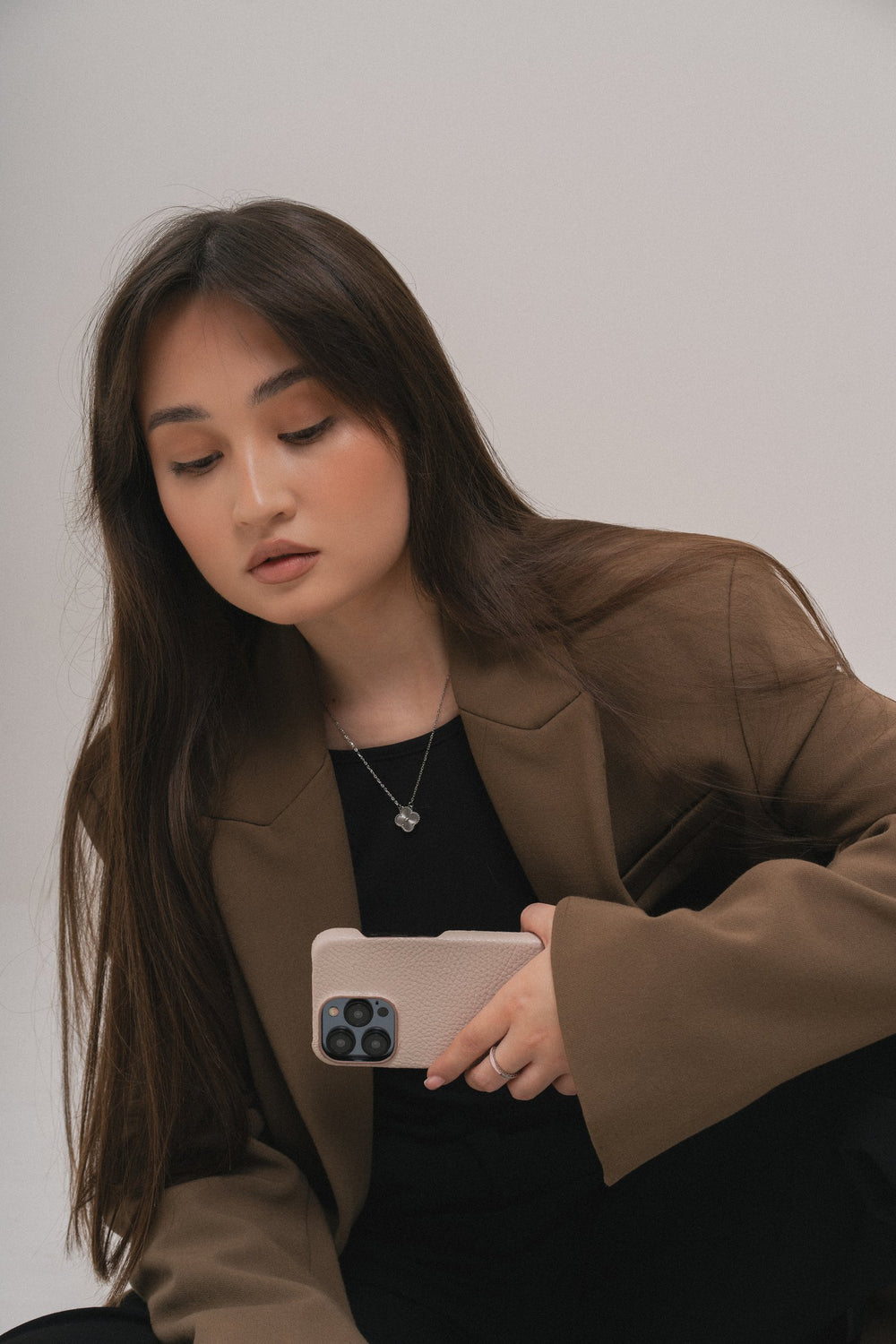Beżowe skórzane etui na iPhone 16 Pro