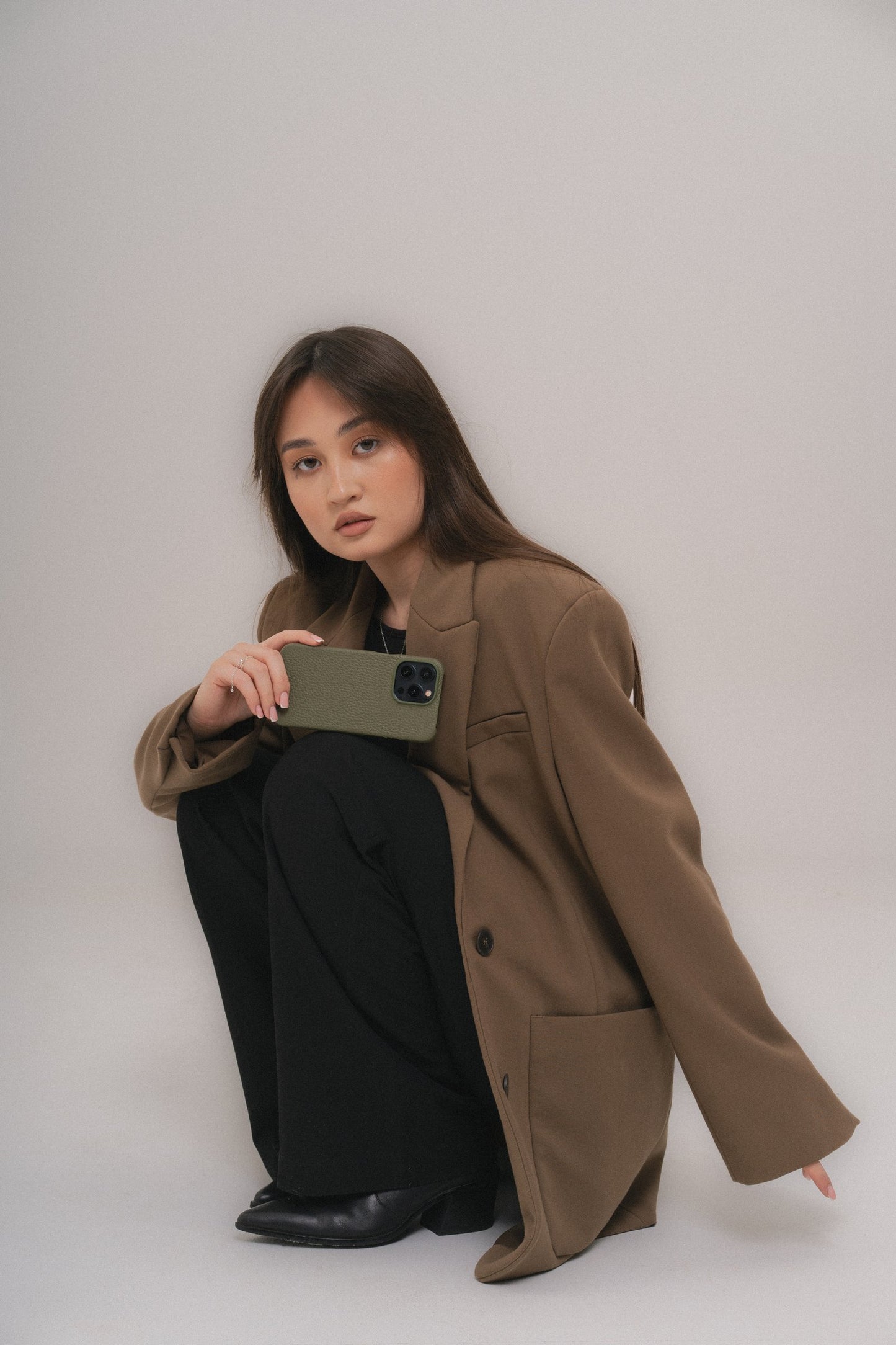 Оливковий шкіряний чохол для iPhone 14