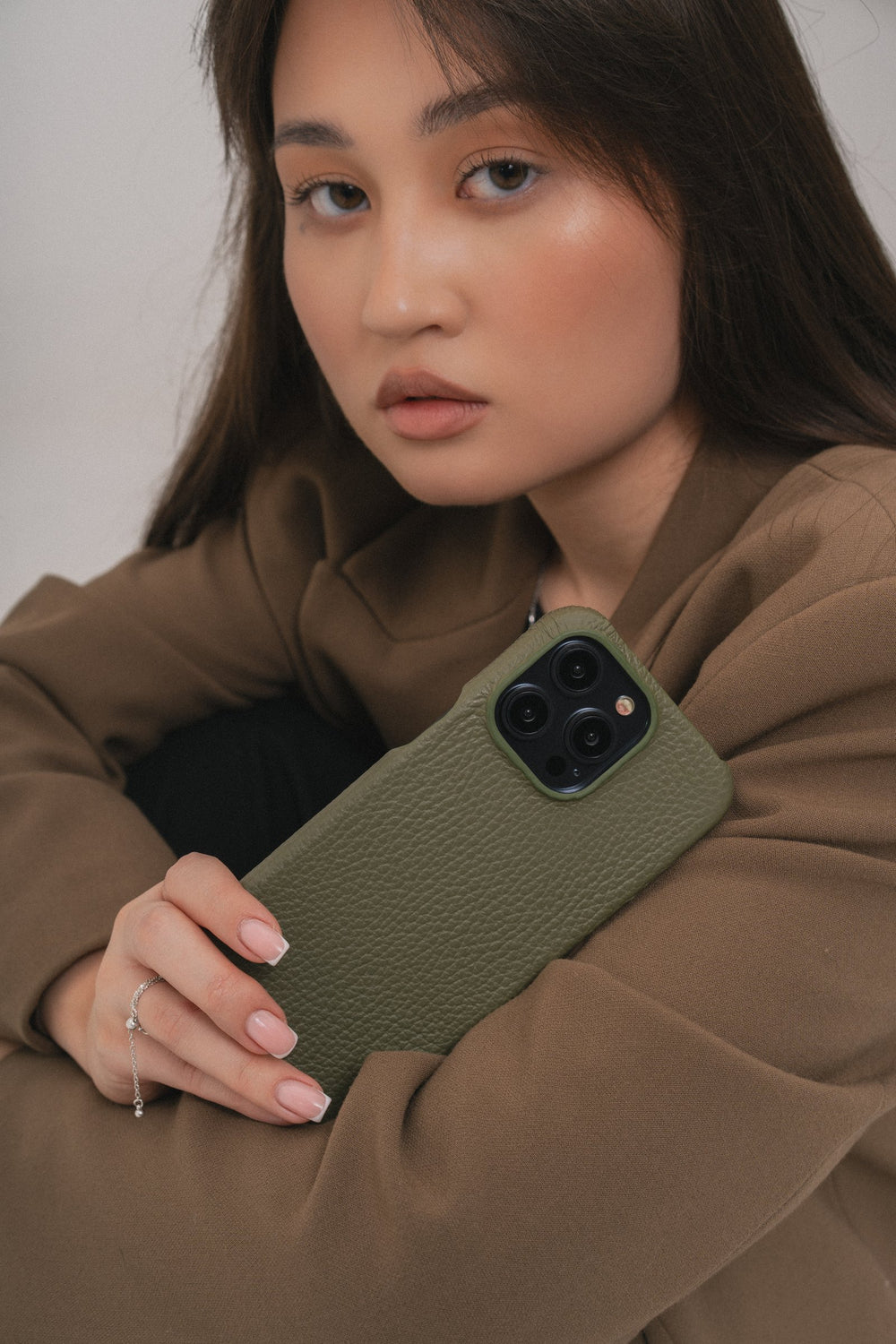 Оливковый кожаный чехол для iPhone 16