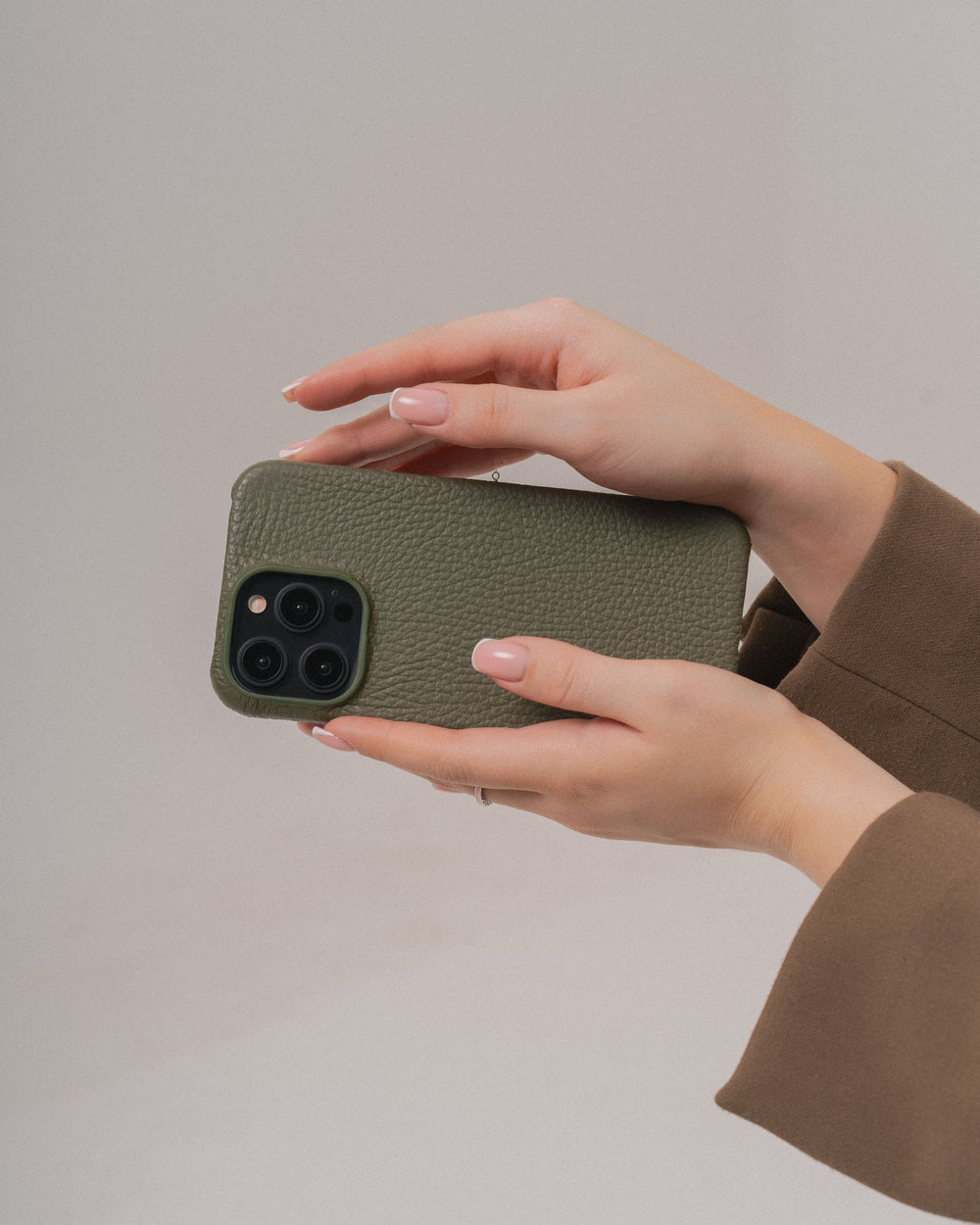 Оливковый кожаный чехол для iPhone 15 Pro Max