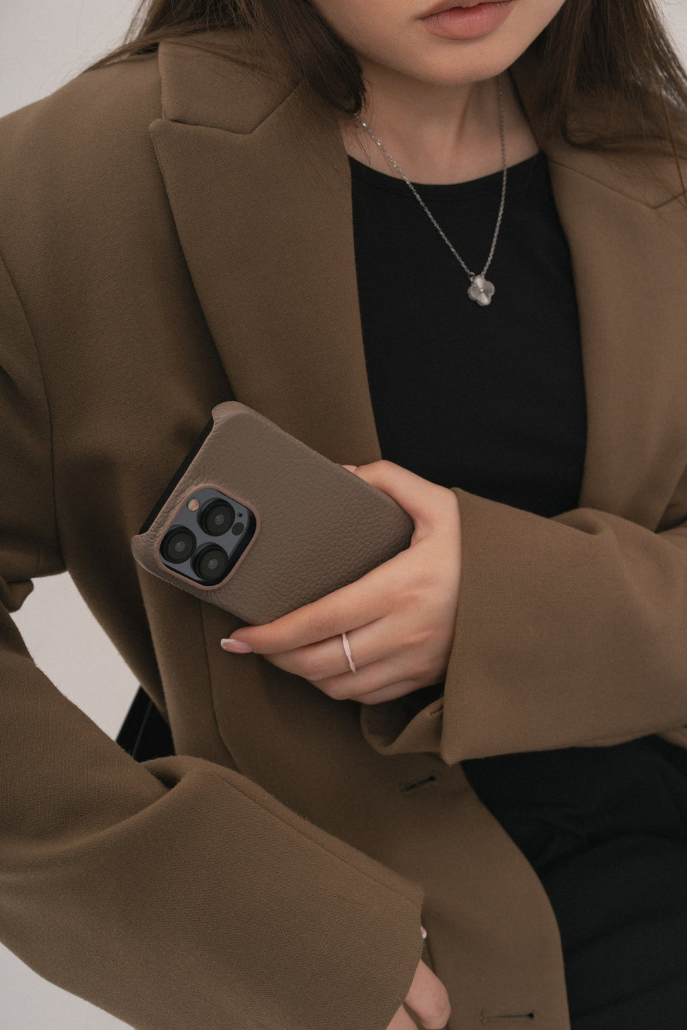 Jasnobrązowe skórzane etui do iPhone 15 Pro Max