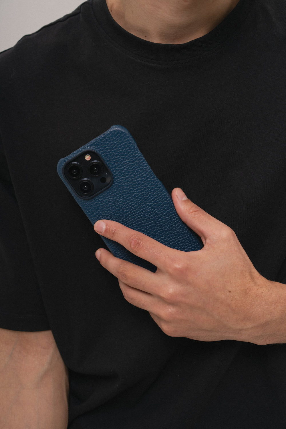 Темно-синий кожаный чехол для iPhone 15 Pro