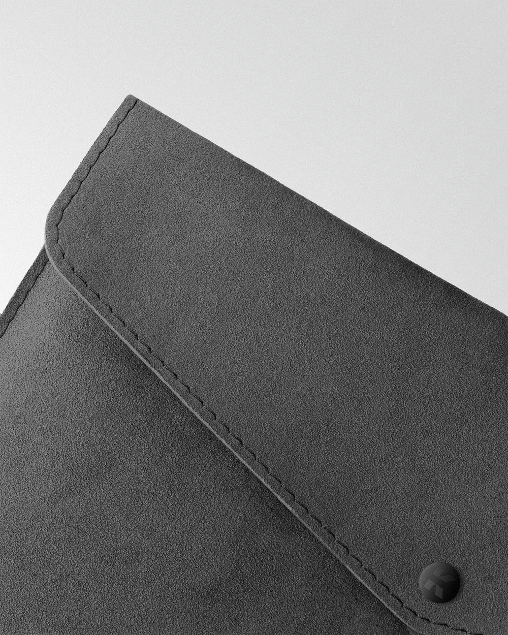 Чехол Envelope из серой алькантары для MacBook