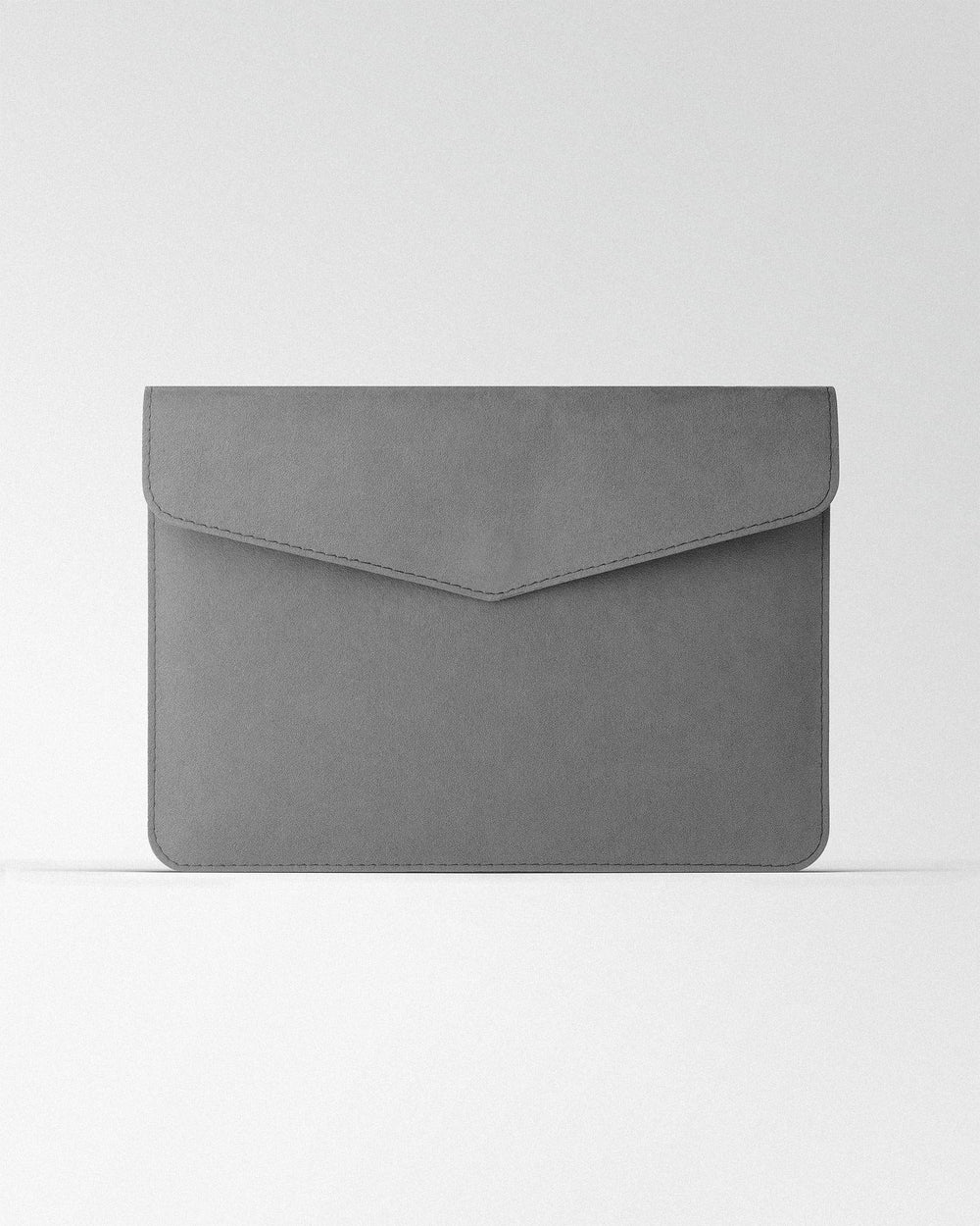Etui Magnetic Envelope z jasnoszarej alcantary na MacBook