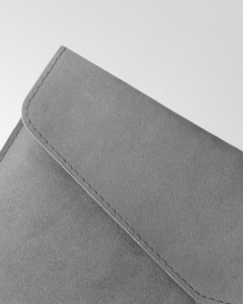 Etui Magnetic Envelope z jasnoszarej alcantary na MacBook