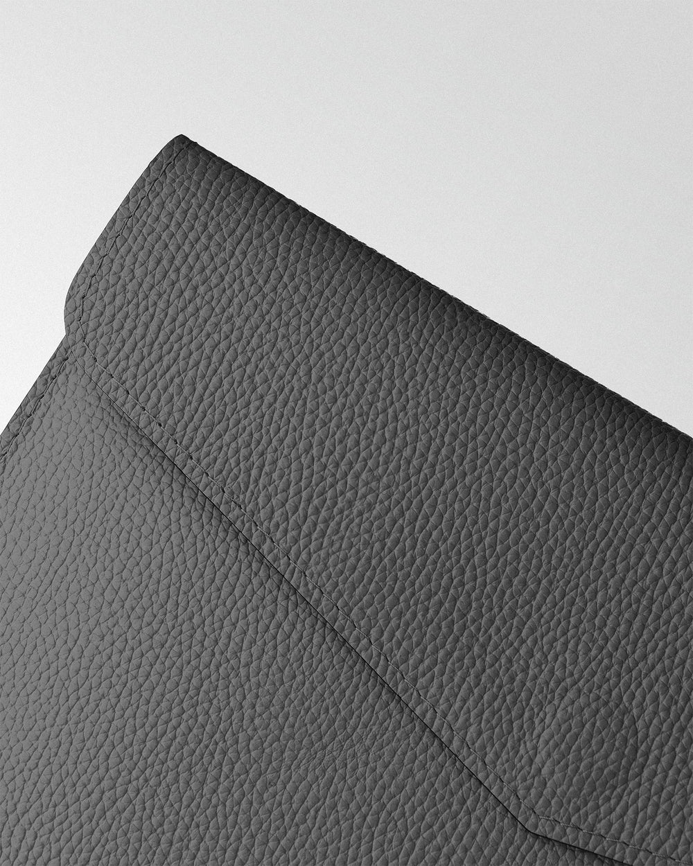 Etui Magnetic Envelope z szarej teksturowanej skóry do MacBooka