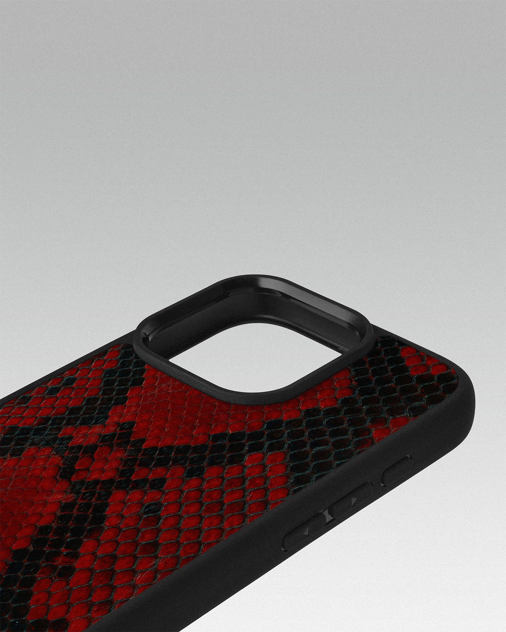 Etui z czerwonej skóry pytona z drobnymi łuskami do iPhone 16 Pro