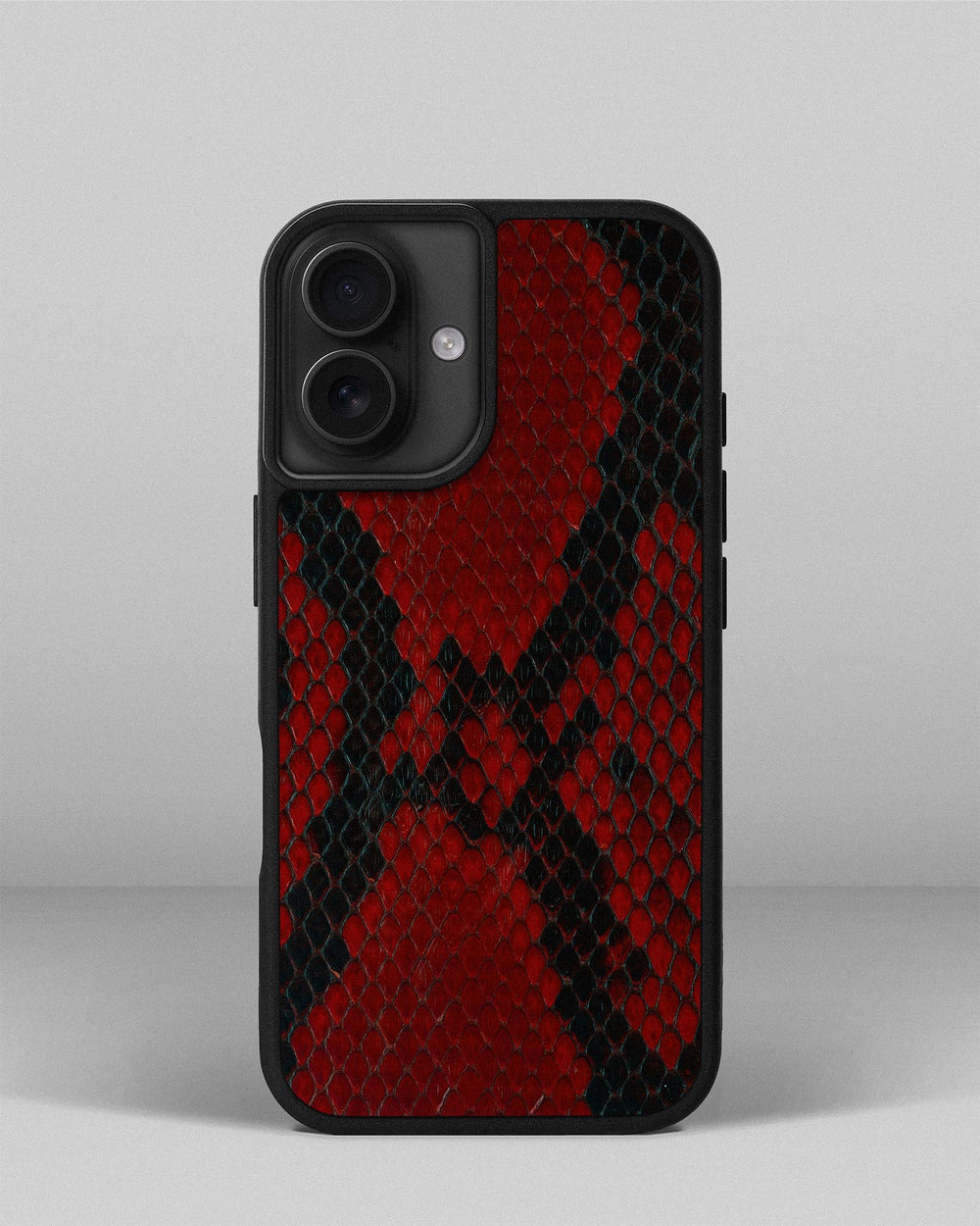 Etui z czerwonej skóry pytona z drobnymi łuskami na iPhone 16