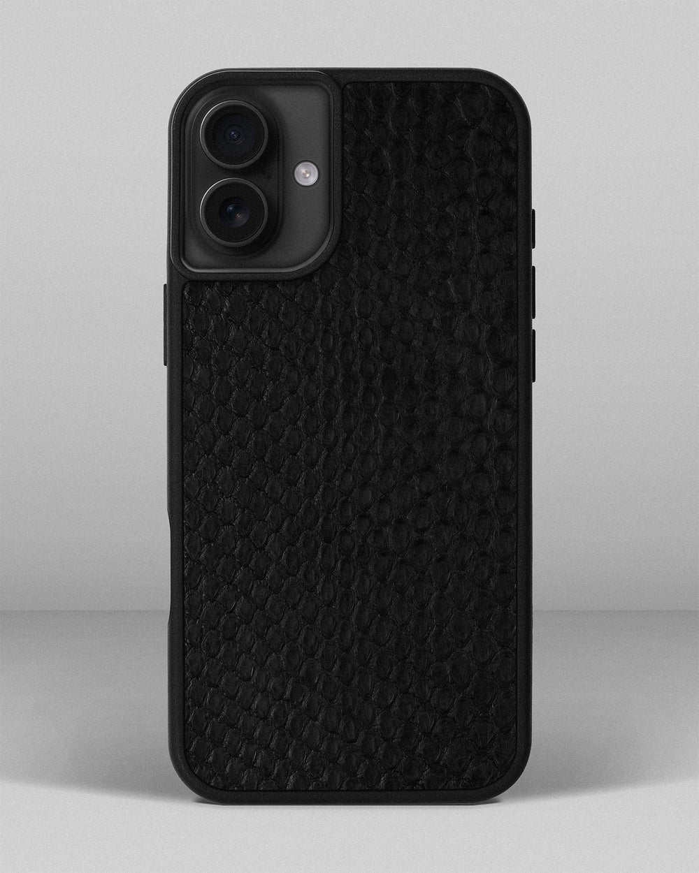 Etui z czarnej skóry pytona z drobnymi łuskami na iPhone 16 Plus