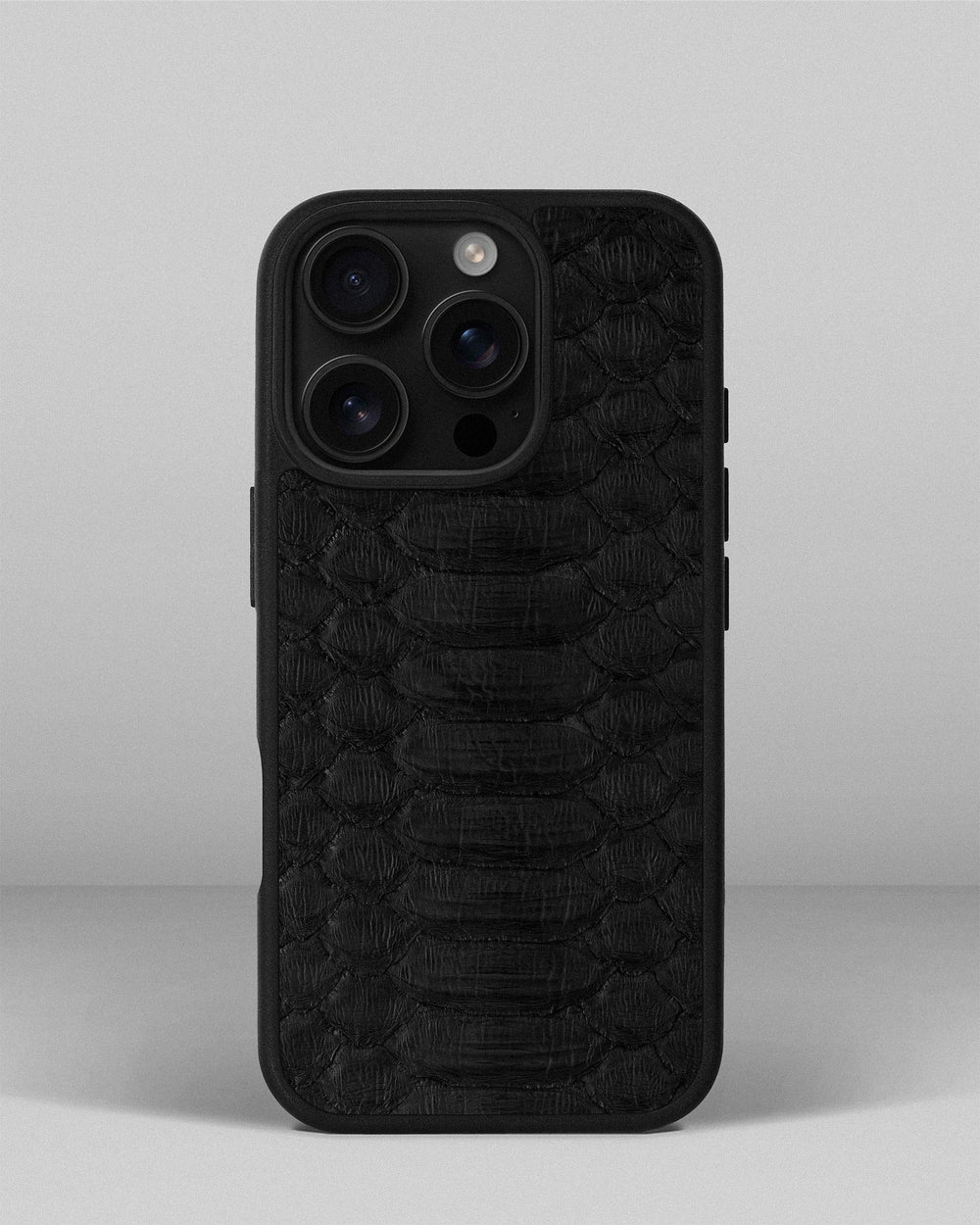 Etui z czarnej skóry pytona z szerokimi łuskami do iPhone 16 Pro