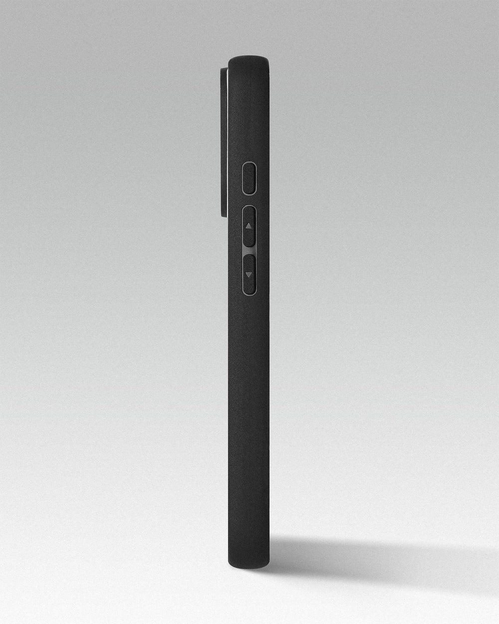 Чехол с рыжей вставкой из алькантары для iPhone 16