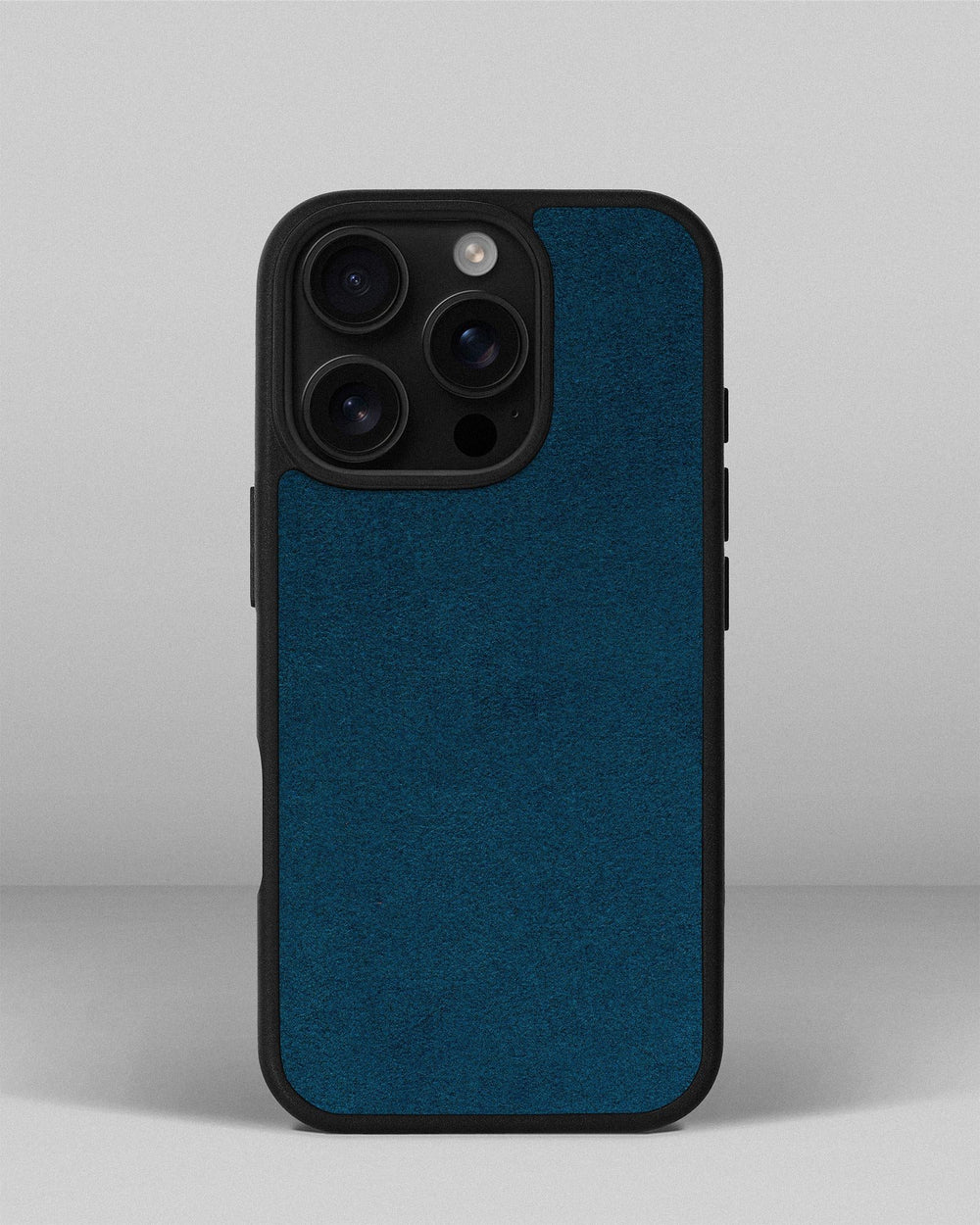 Чехол с синей вставкой из алькантары для iPhone 16 Pro