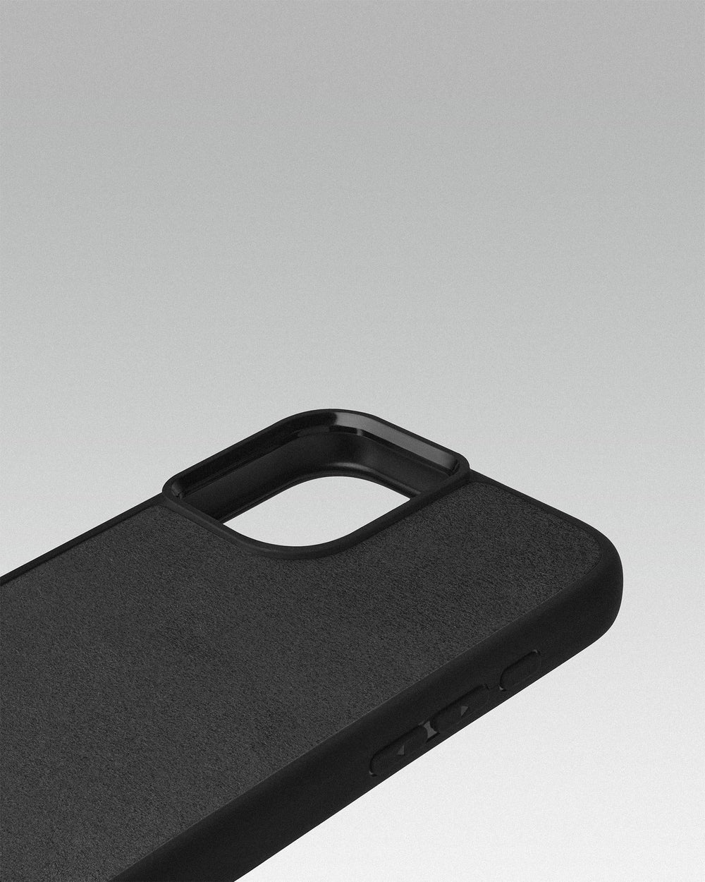 Чехол с серой вставкой из алькантары для iPhone 15
