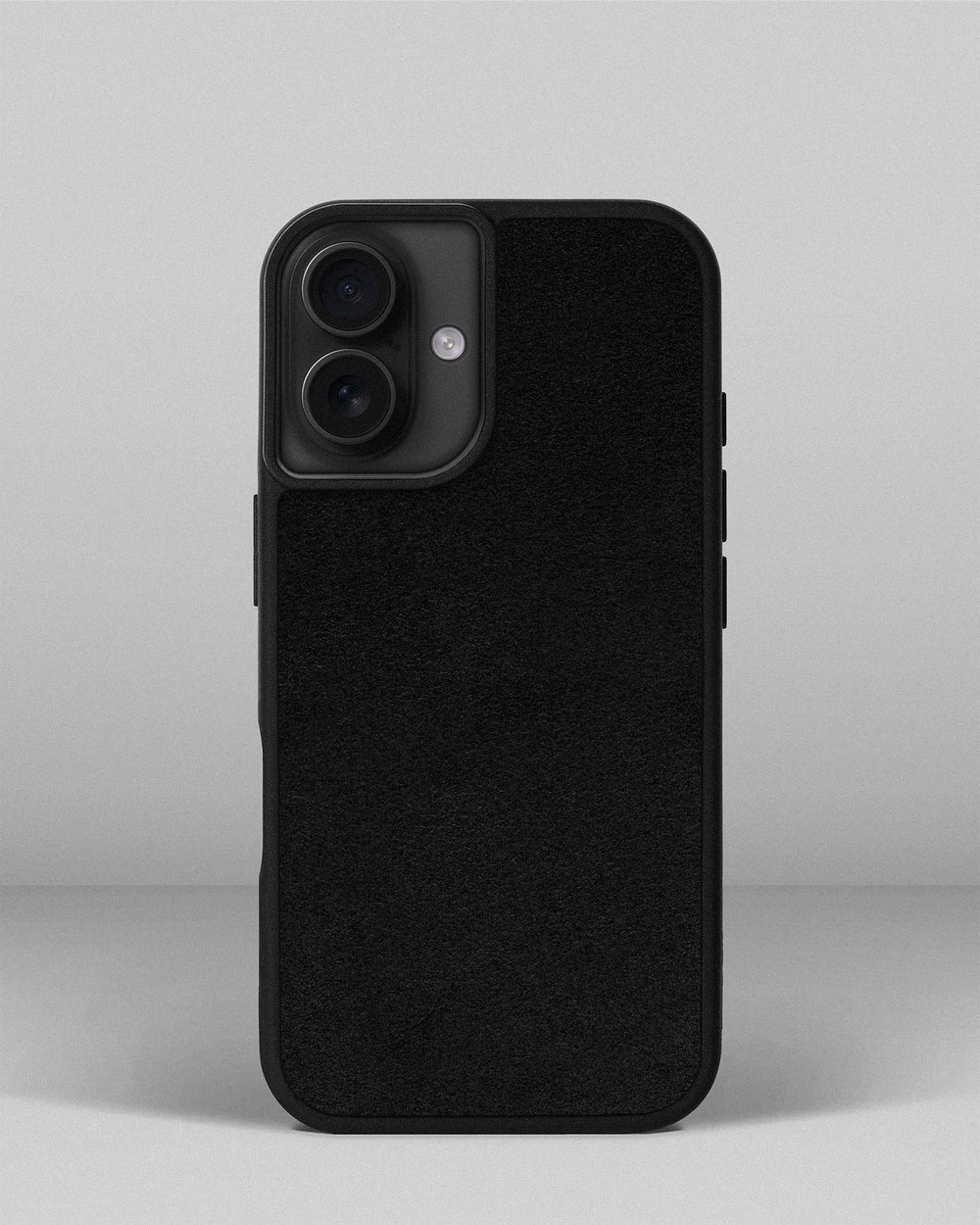 Чехол с черной вставкой из алькантары для iPhone 15