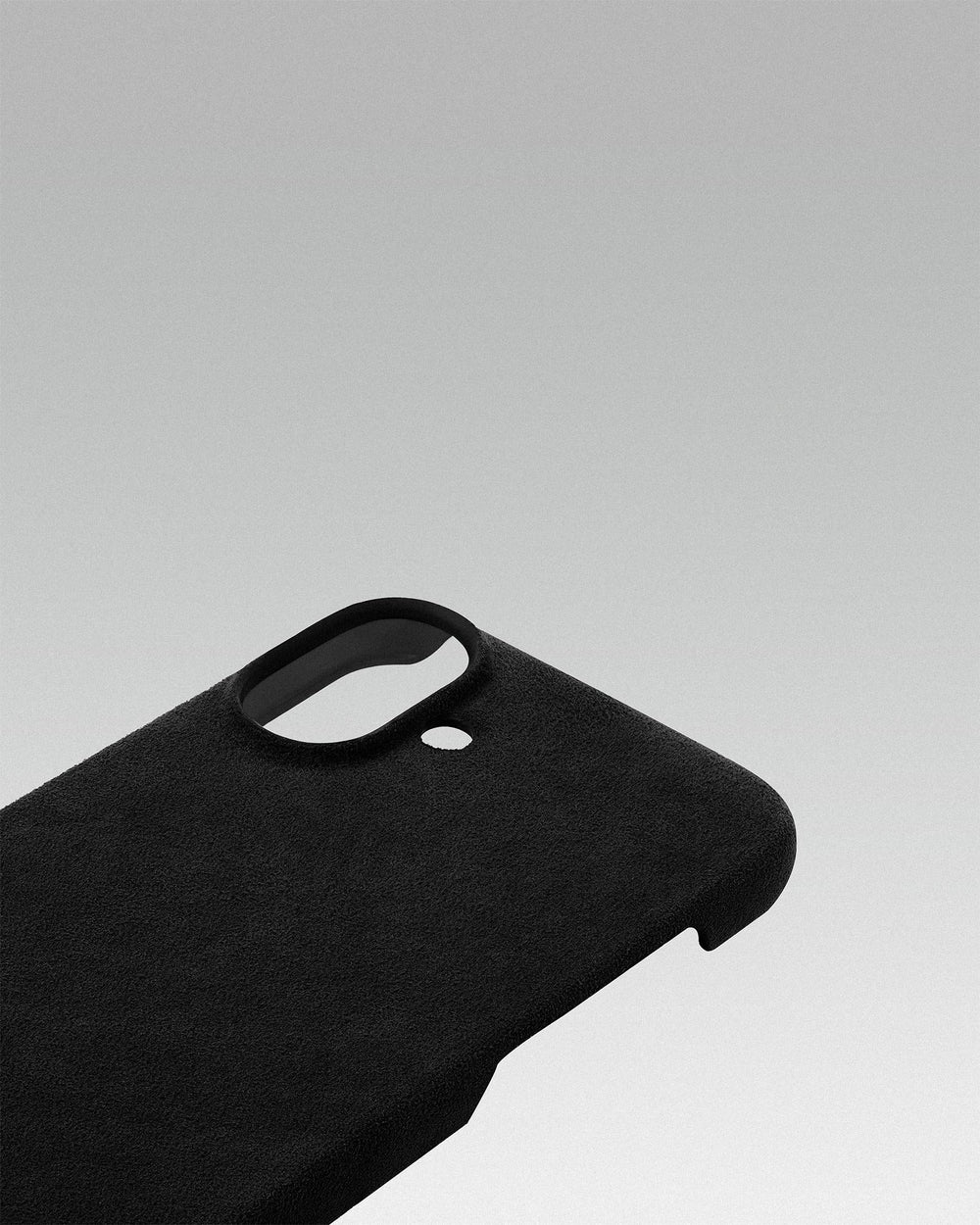 Чёрный чехол из алькантары для iPhone 16