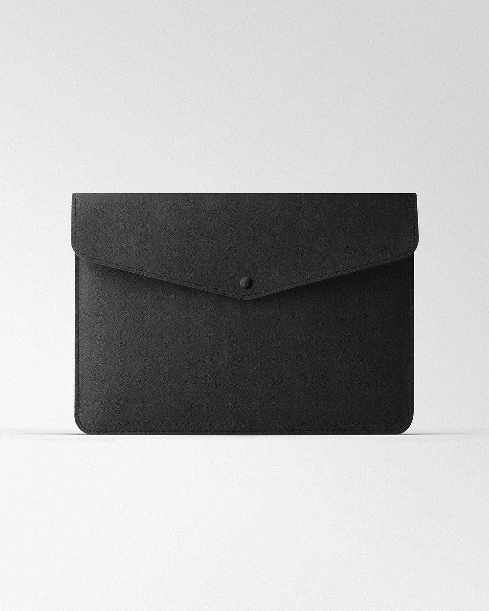 Etui Envelope z czarnej alcantary na MacBook
