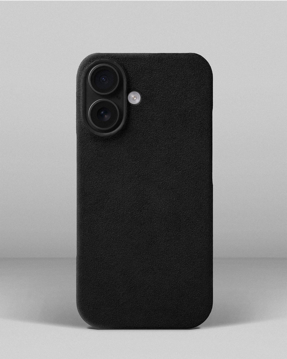 Чёрный чехол из алькантары для iPhone 16