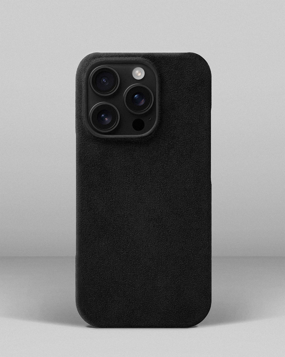 Чёрный чехол из алькантары для iPhone 16 Pro