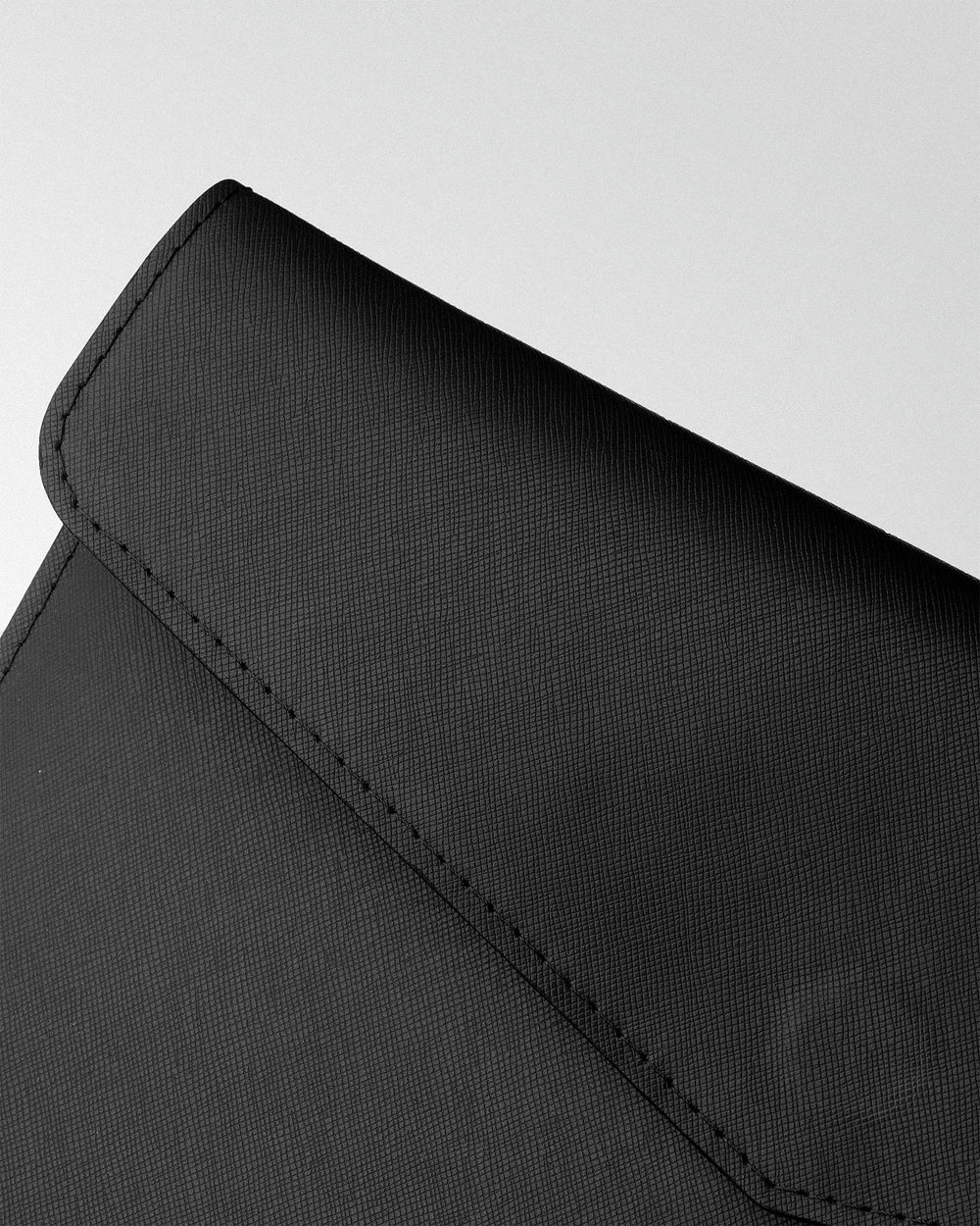 Чехол Magnetic Envelope из черной кожи сафьяно для MacBook