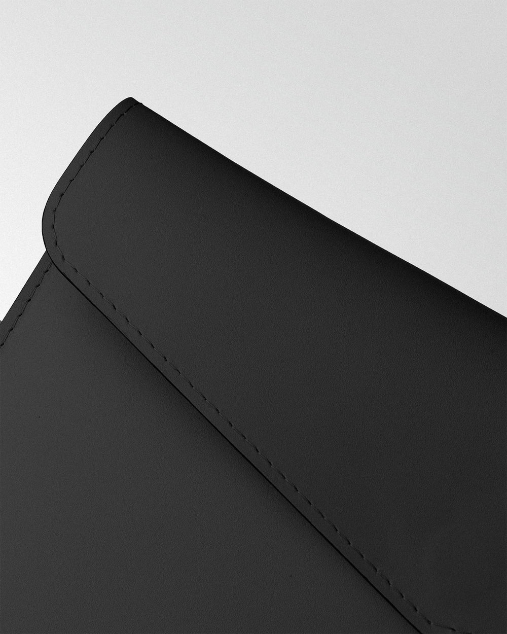 Чехол Magnetic Envelope из черной телячьей кожи для MacBook