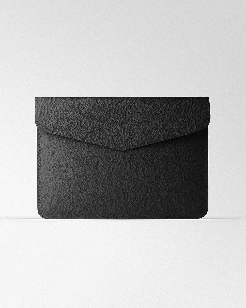 Etui Magnetic Envelope z czarnej skóry teksturowanej do MacBooka
