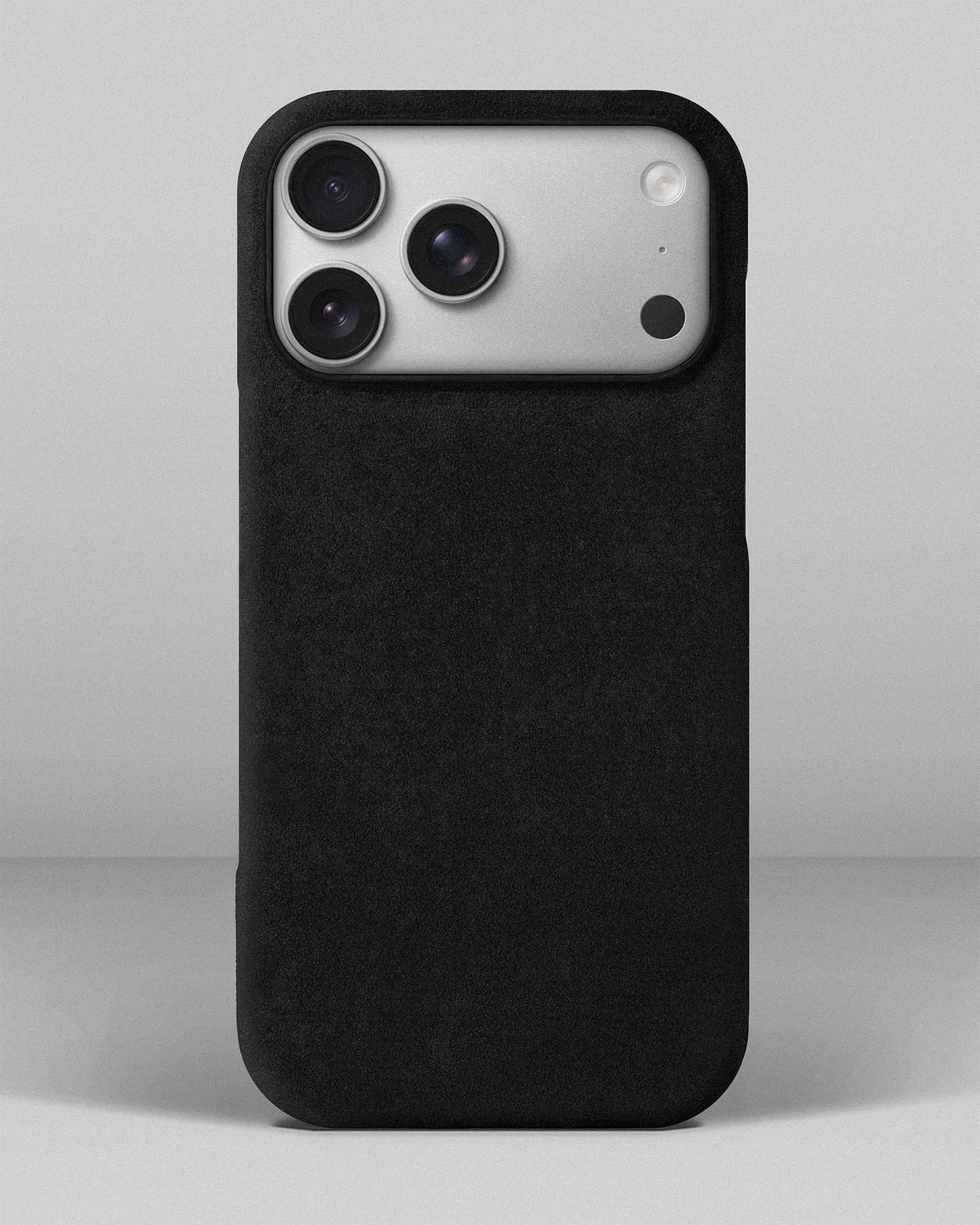 Чорний чохол з алькантари для iPhone 17 Pro Max