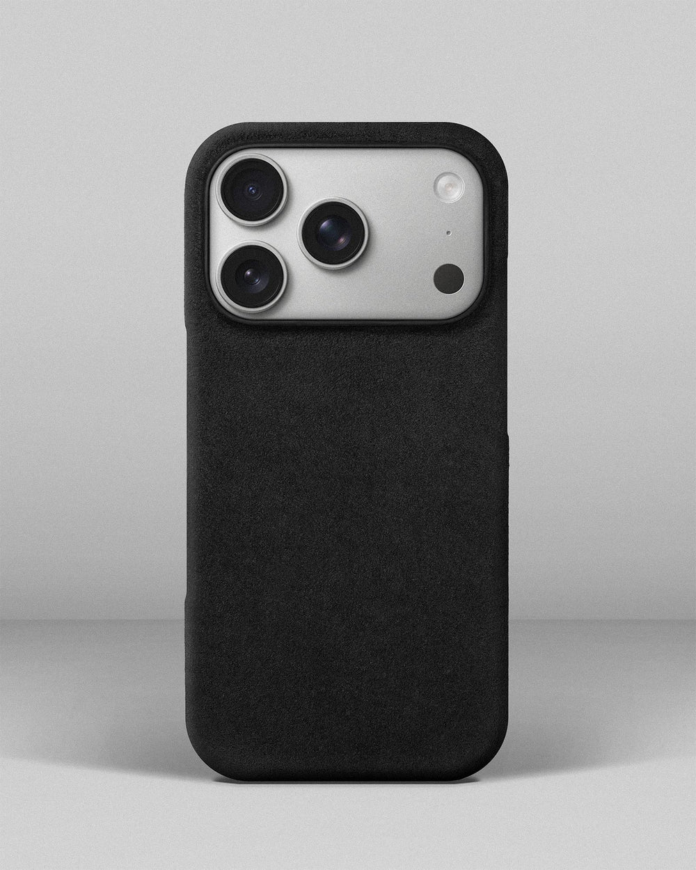 Чёрный чехол из алькантары для iPhone 17 Pro