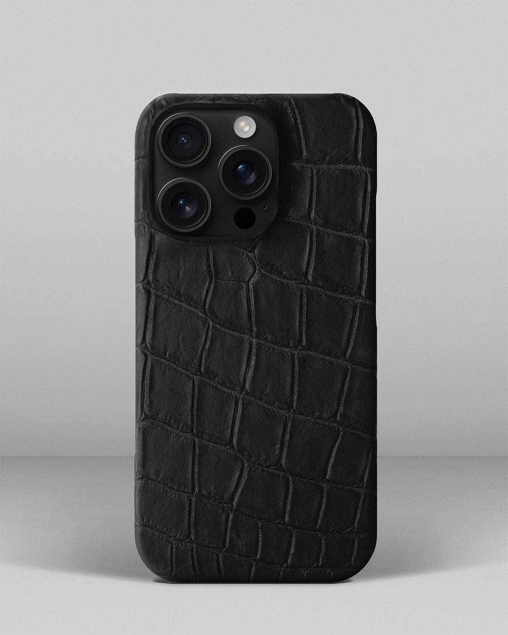 Czarne etui obite skórą krokodyla do iPhone 15 Pro