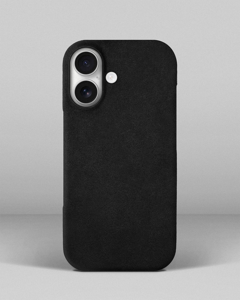 Чёрный чехол из алькантары для iPhone 17