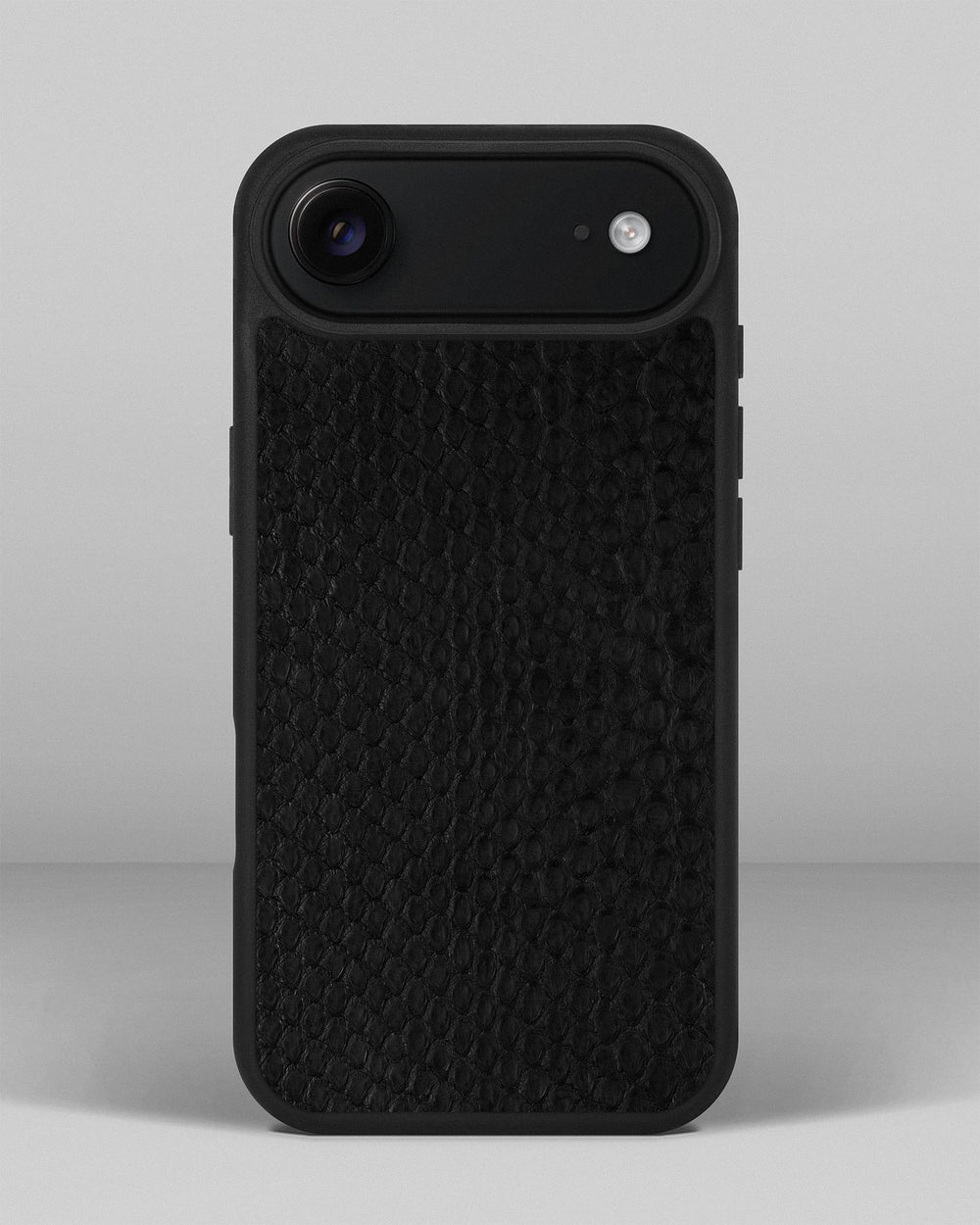 Etui z czarnej skóry pytona z drobnymi łuskami do iPhone 17 Air