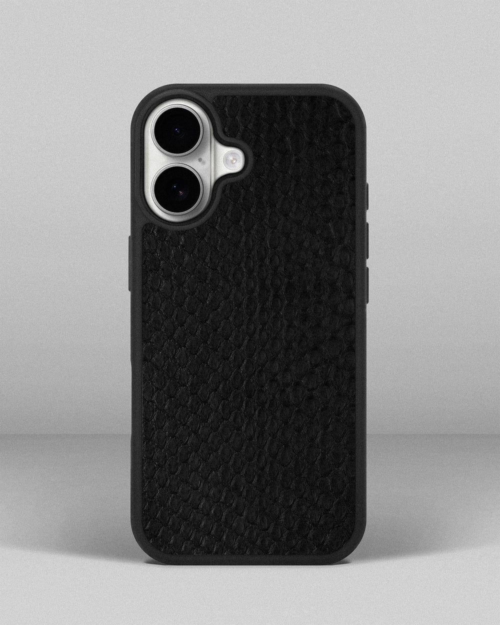 Etui z czarnej skóry pytona z drobnymi łuskami do iPhone 17