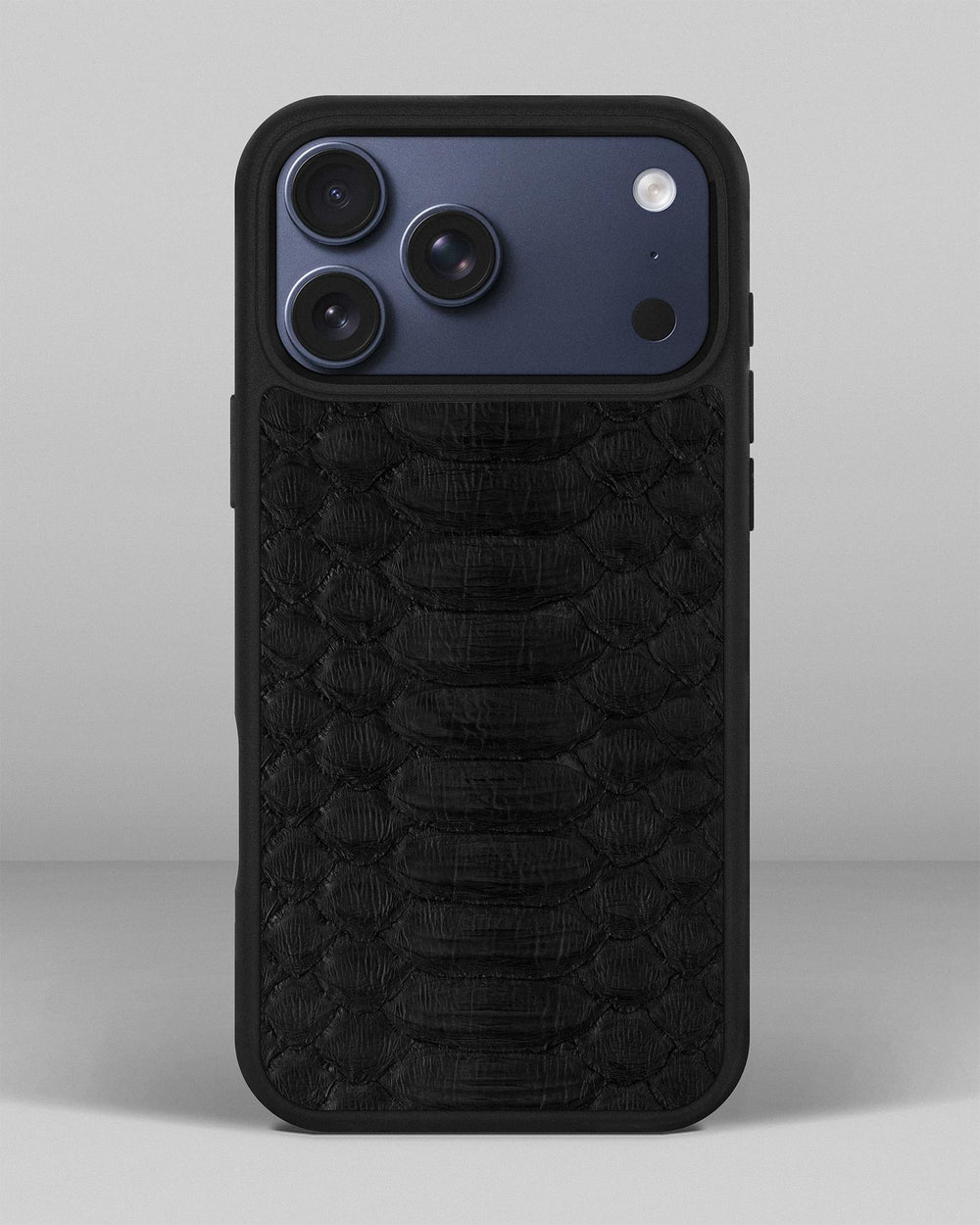Etui z czarnej skóry pytona z dużymi łuskami na iPhone 17 Pro Max