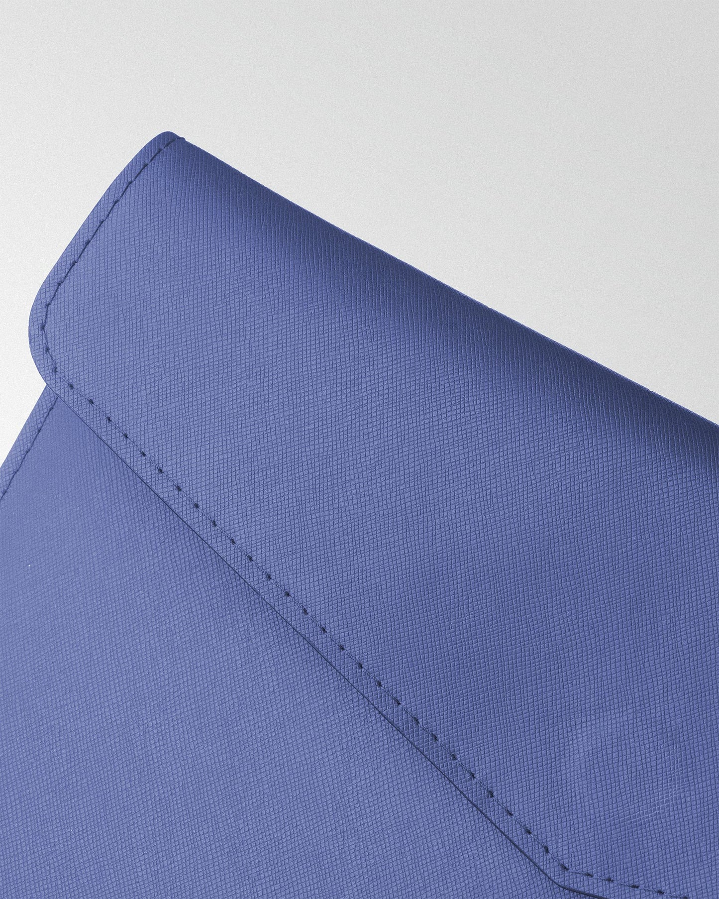 Чохол Magnetic Envelope із синьої сафіано для MacBook