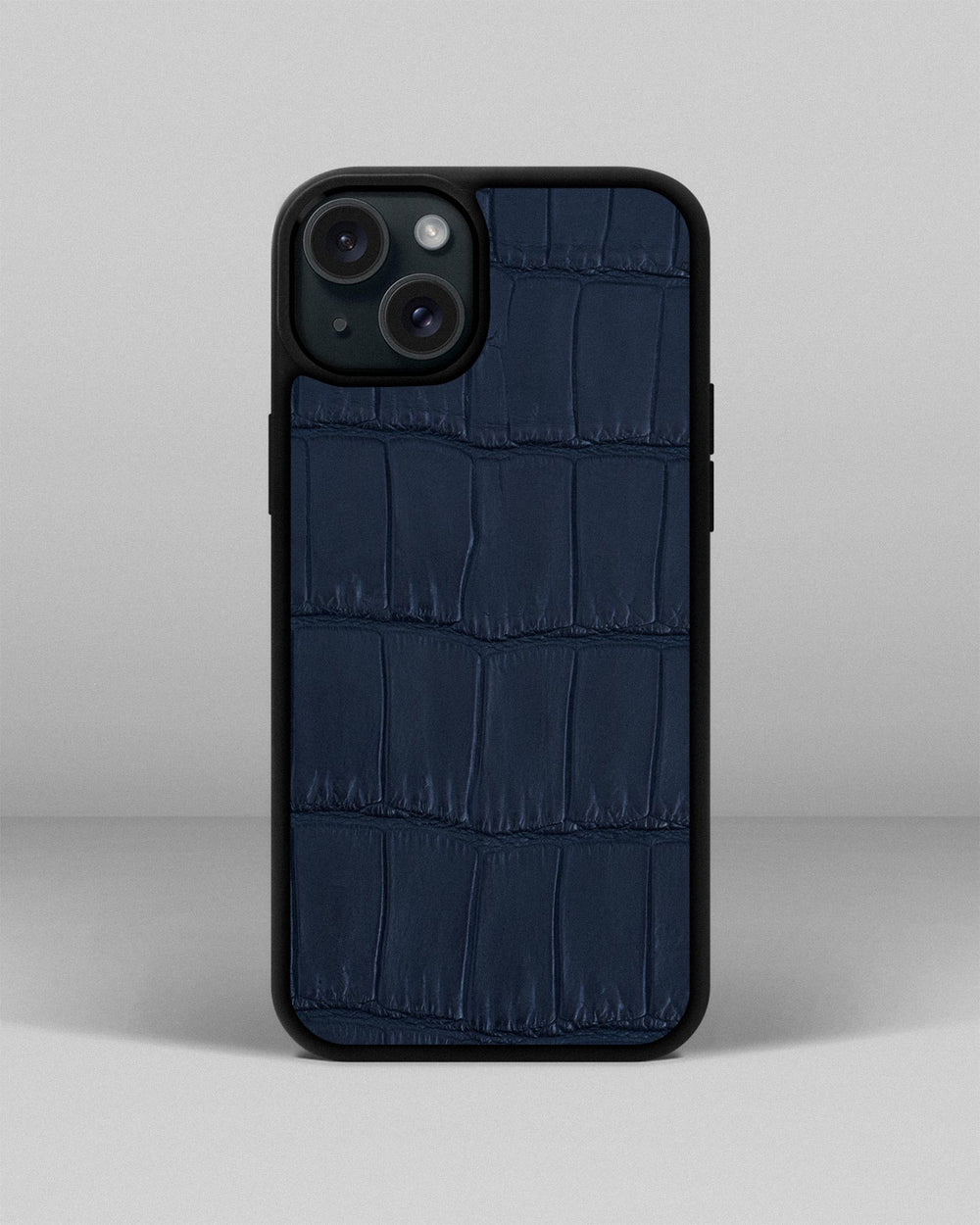 Etui z ciemnoniebieskiej skóry krokodyla dla iPhone 15