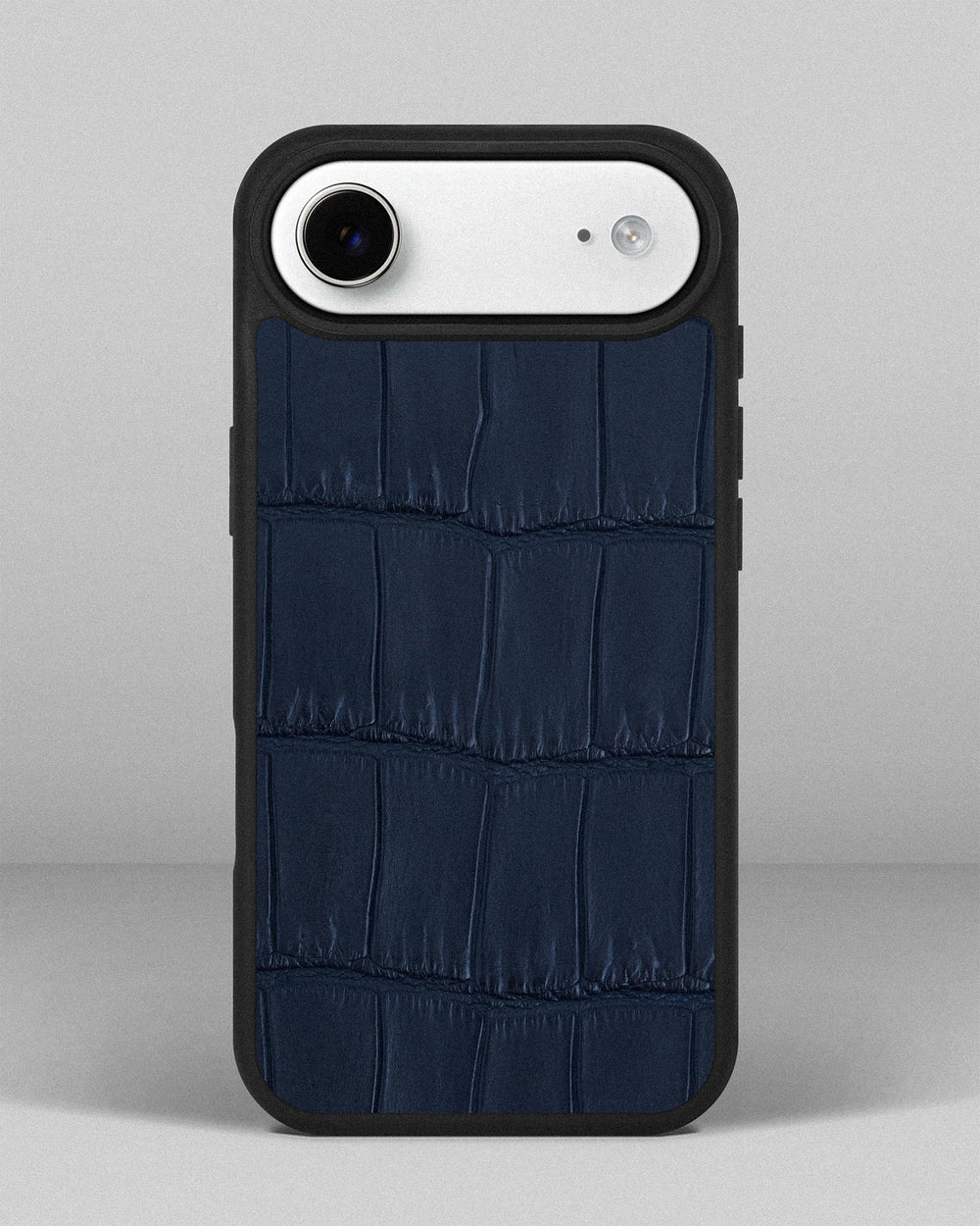 Etui z ciemnoniebieskiej skóry krokodyla na iPhone 17 Air
