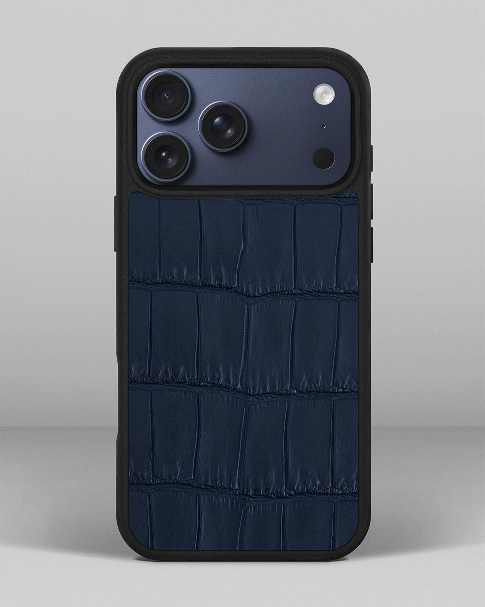 Etui z ciemnoniebieskiej skóry krokodyla na iPhone 17 Pro Max