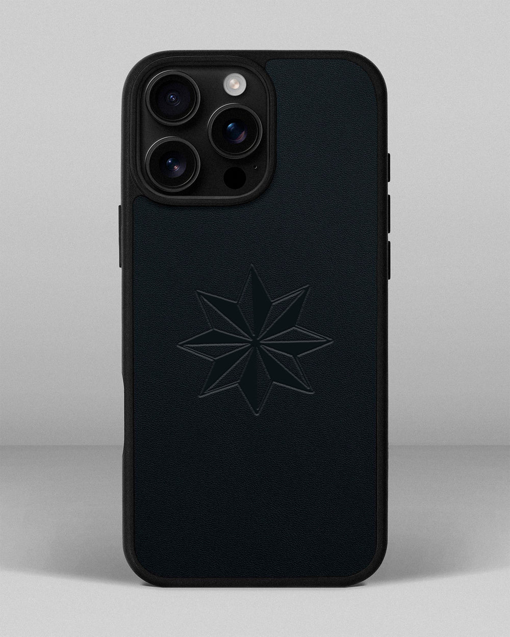 Etui na iPhone 16 Pro Max ze skóry licowej w ciemnoniebieskim kolorze z tłoczeniem Róża Wiatrów