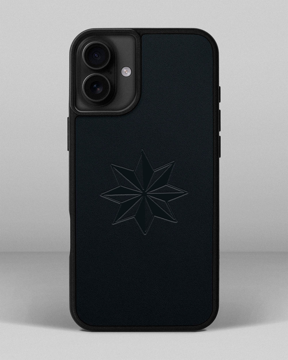 Etui na iPhone 15 Plus ze skóry kuponowej w ciemnoniebieskim kolorze z tłoczeniem Róża Wiatrów